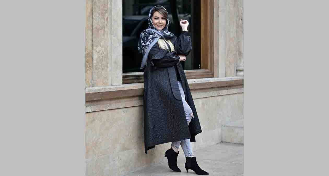 دختری با مانتو مشکی بلند