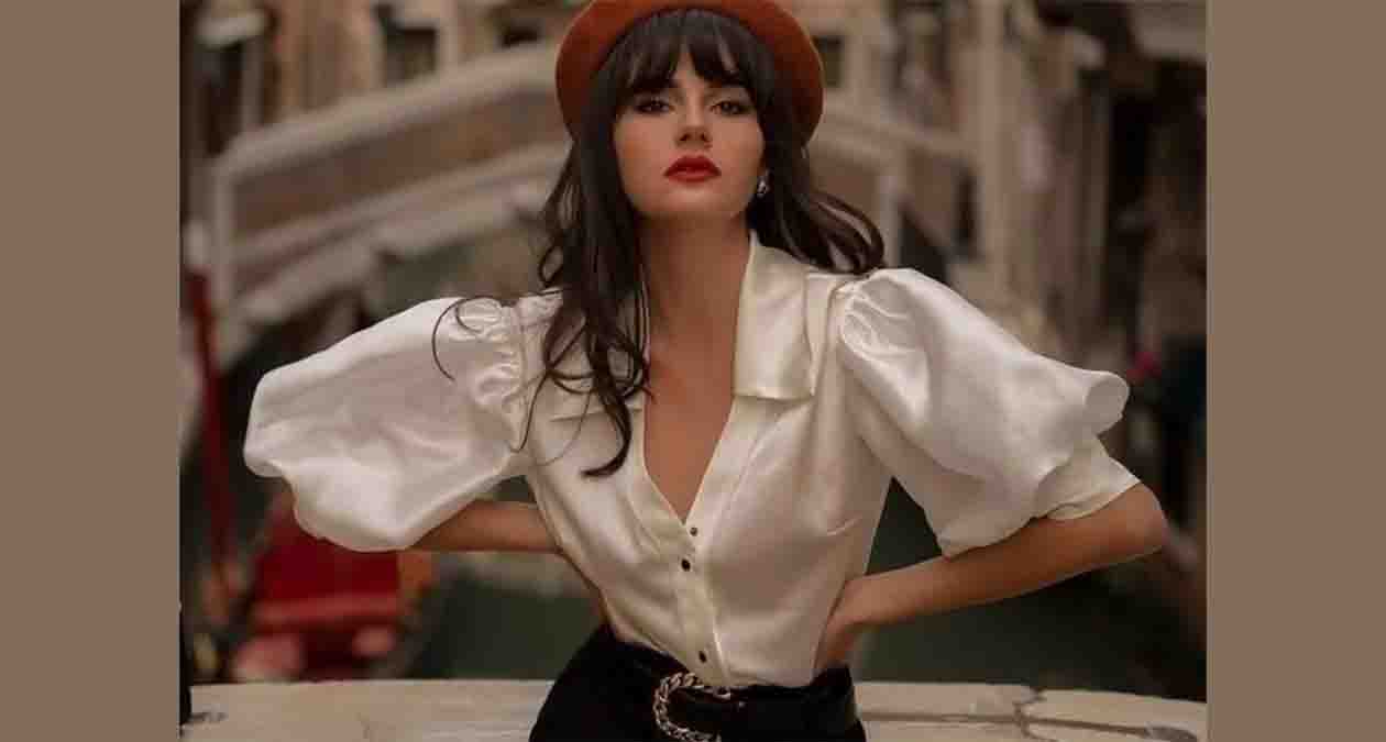 زنی با شومیز زنانه سفید