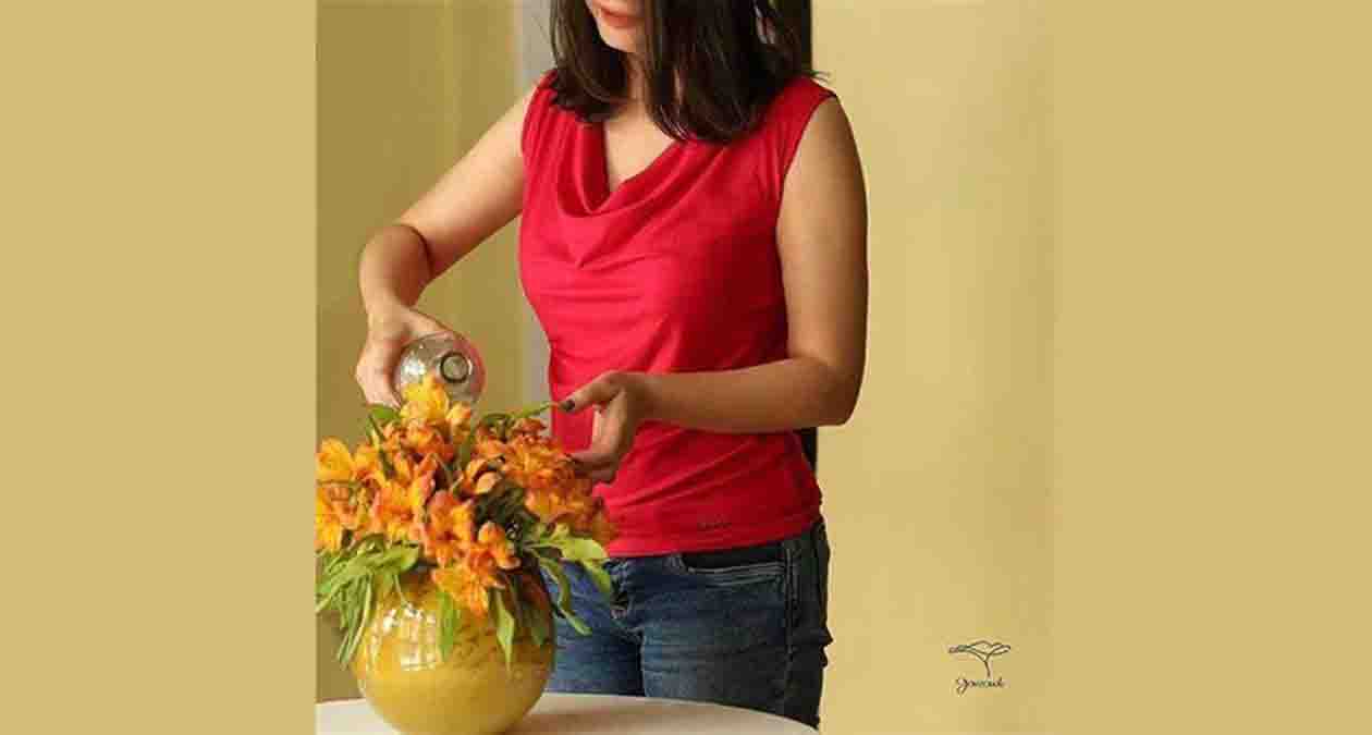 دختری با لباس یقه دراپه