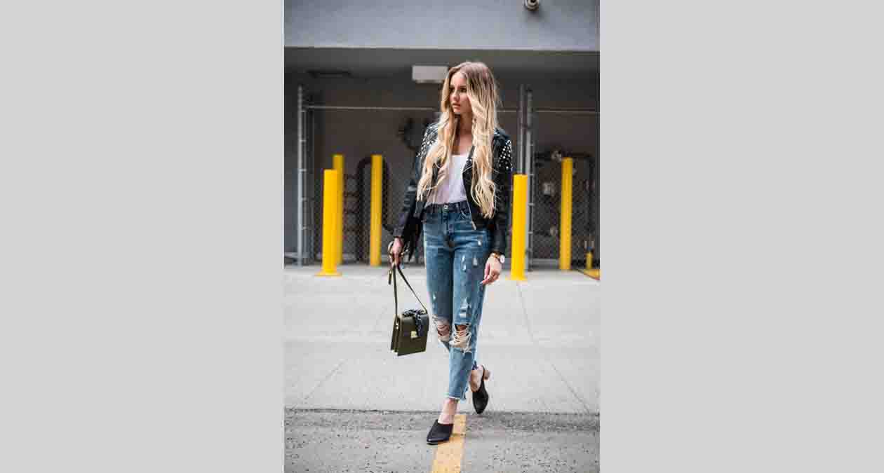 برای ایجاد ظاهری خاص، شلوار مام فیت را با کت چرم استایل کنید