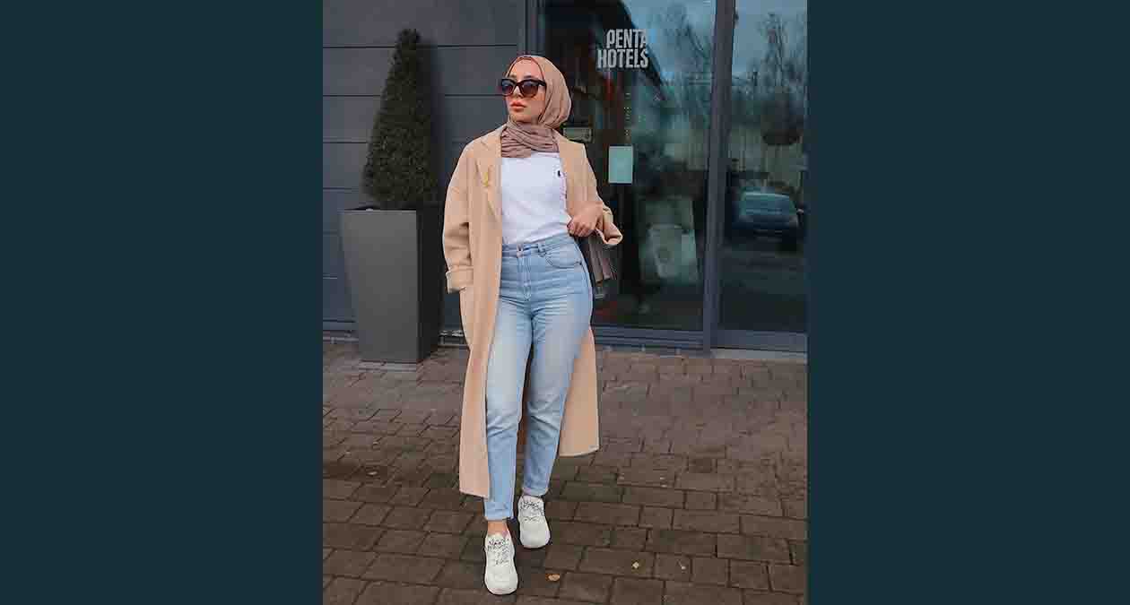 استایل با شومیز سفید و شلوار جین و پالتوی کرمی