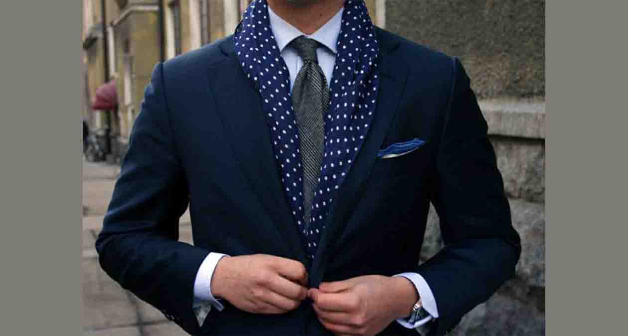 استفاده دستمال گردن خال خالی در استایل مردانه