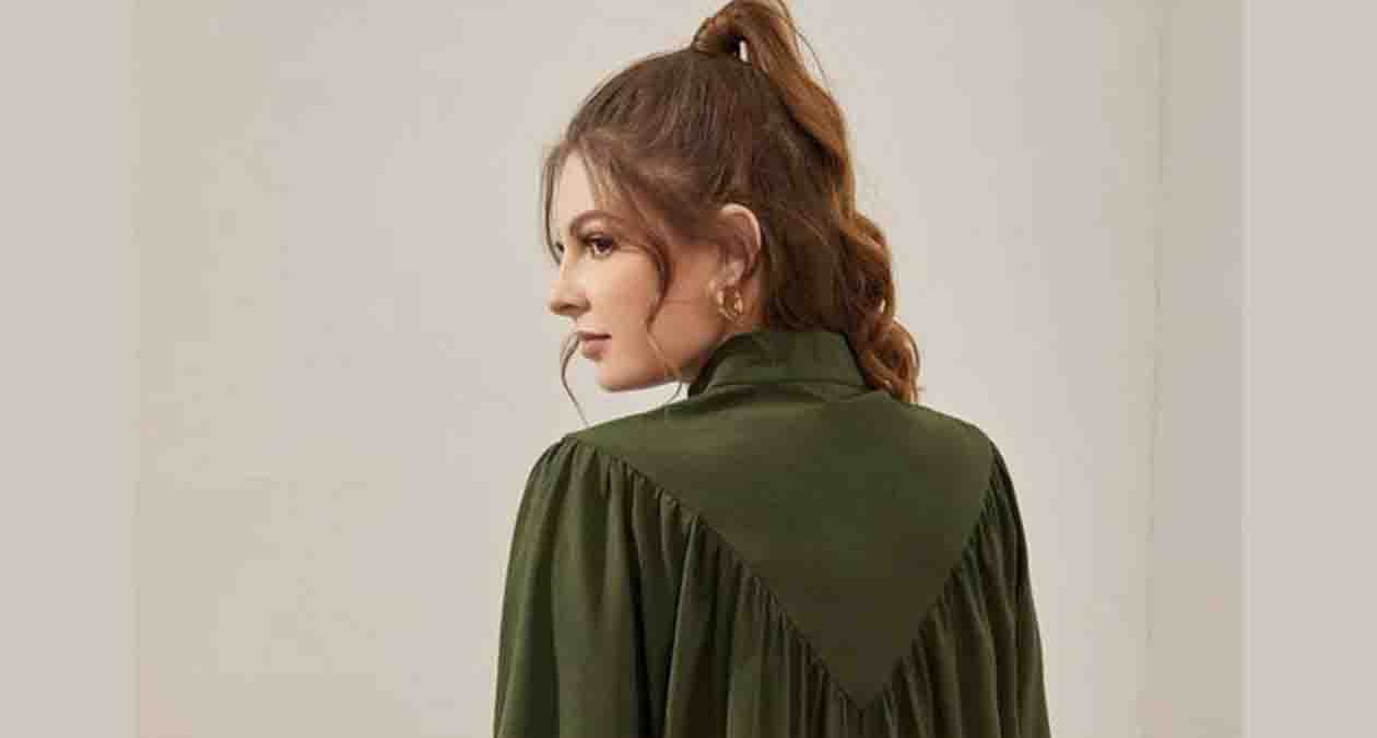 دختری با شومیز سبز چیندار و برش شکسته