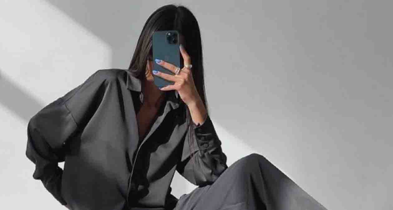 دختری با بلوز مردانه و شلوار پارچهای مشکی