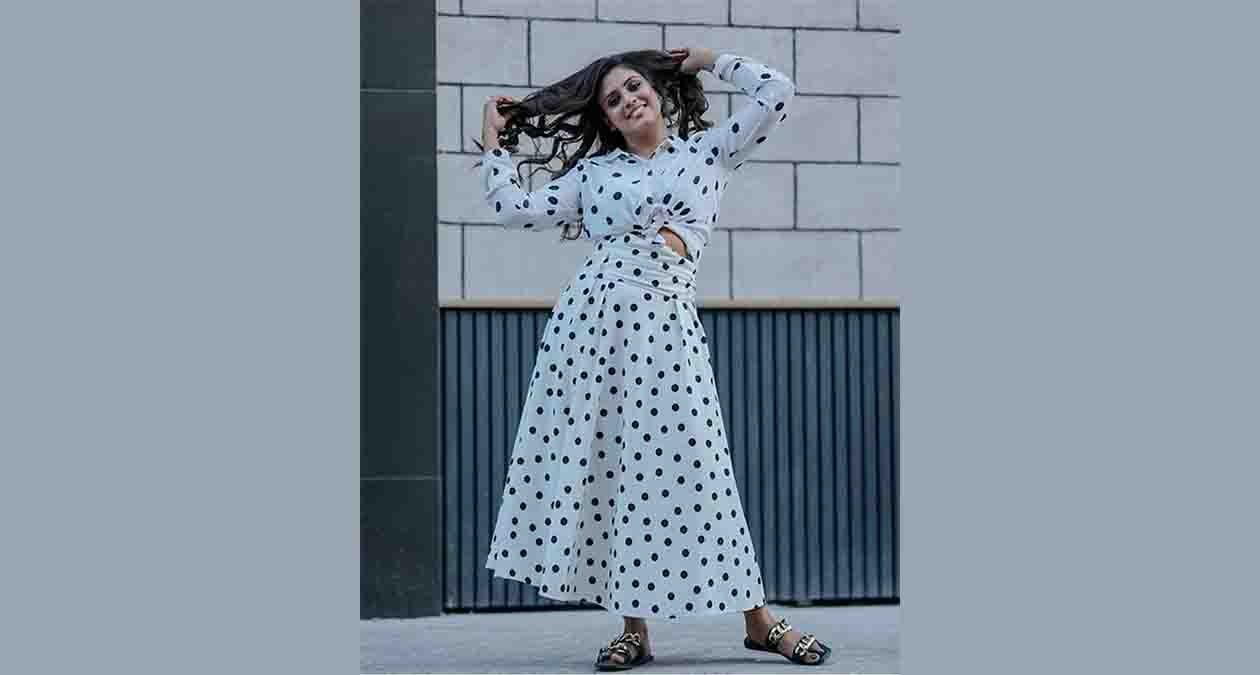 دختری با پیراهن سفید و خال های مشکی