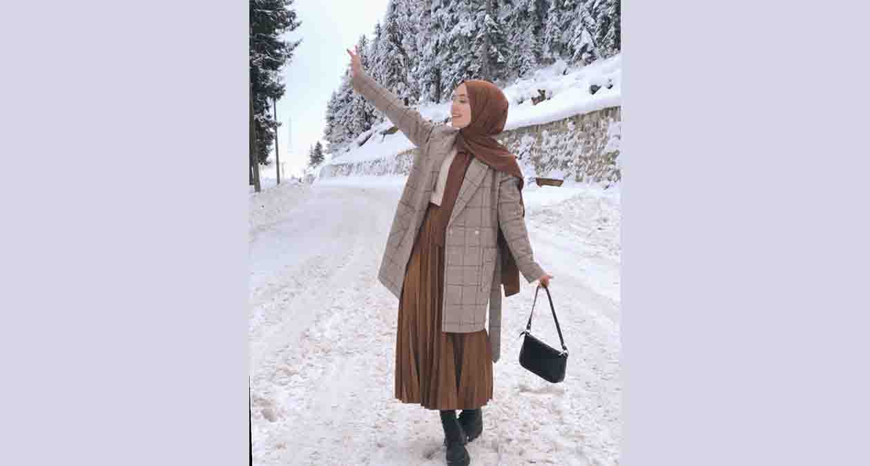نمونهی استایل با حجاب با دامن بلند پشمی و پالتو