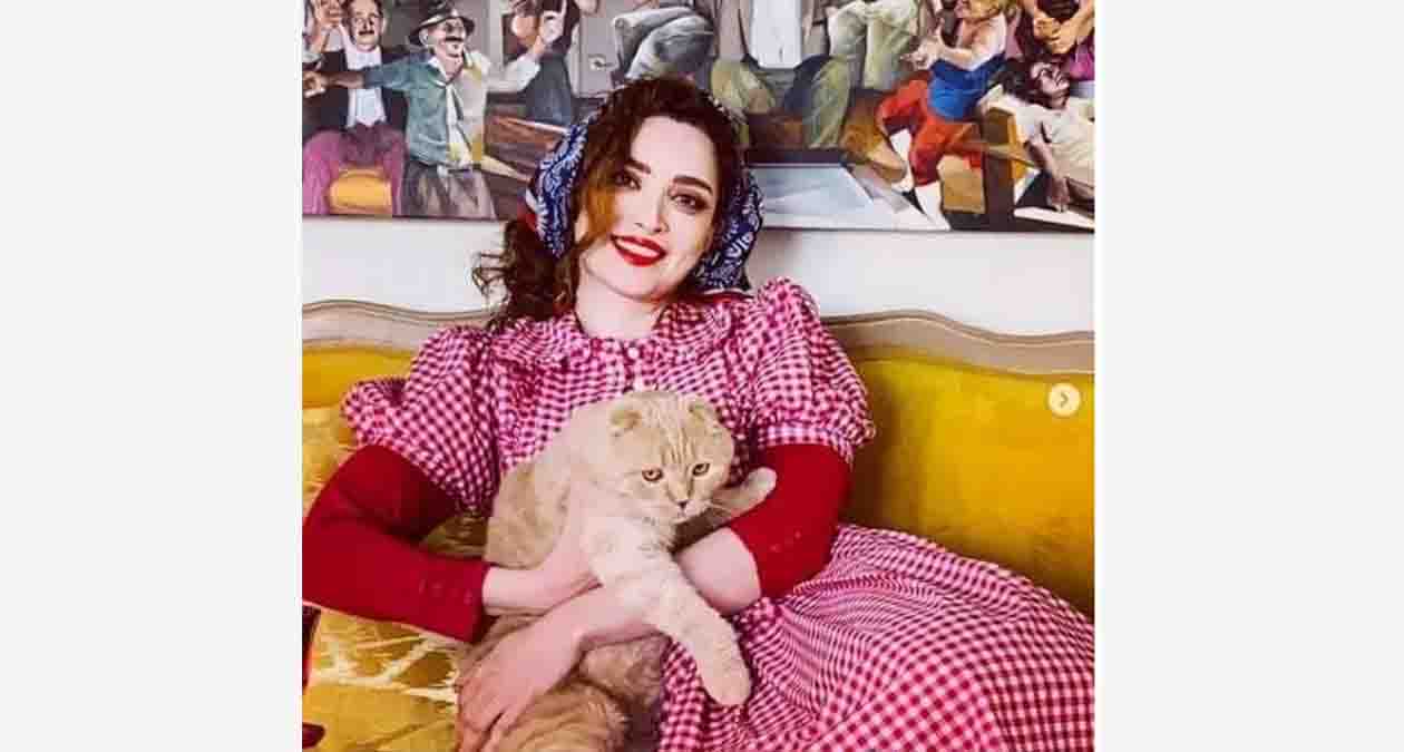 بهنوش طباطبایی با گربه خود به نام نارنگی
