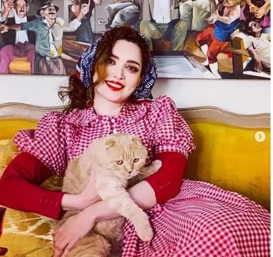 بهنوش طباطبایی با گربه خود به نام نارنگی