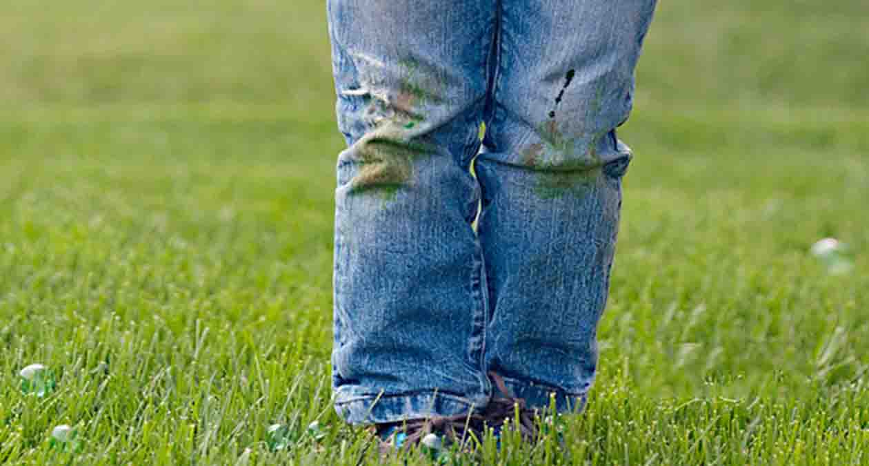 لکه ی ایجاد شده از چمن در زانوی شلوار جین