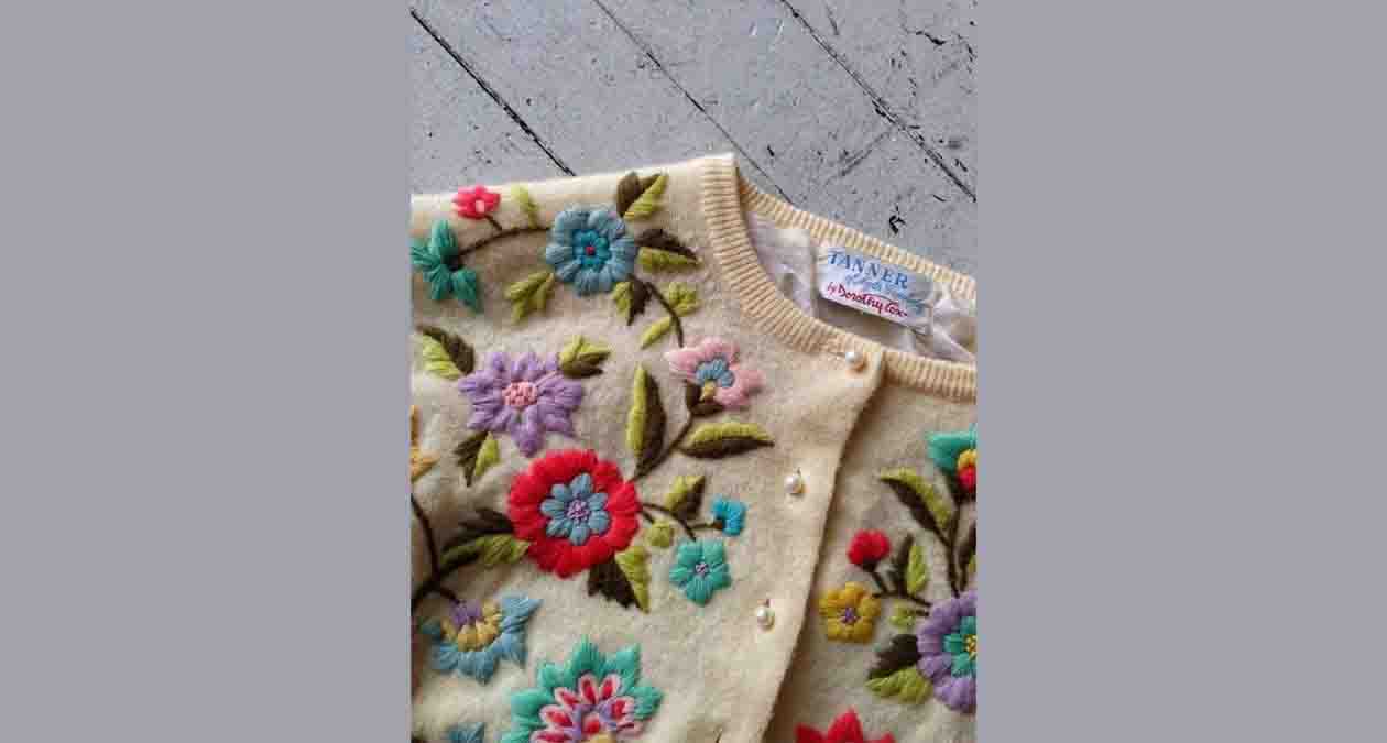 گلدوزی با دست روی لباس