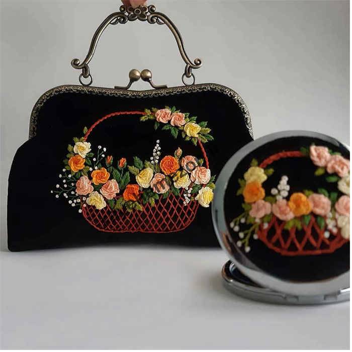 گلدوزی بر روی کیف