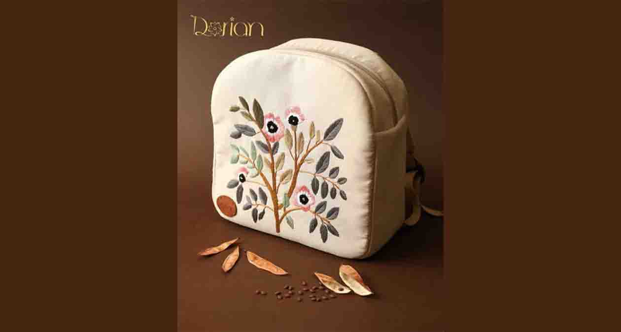 گلدوزی بر روی کوله پشتی