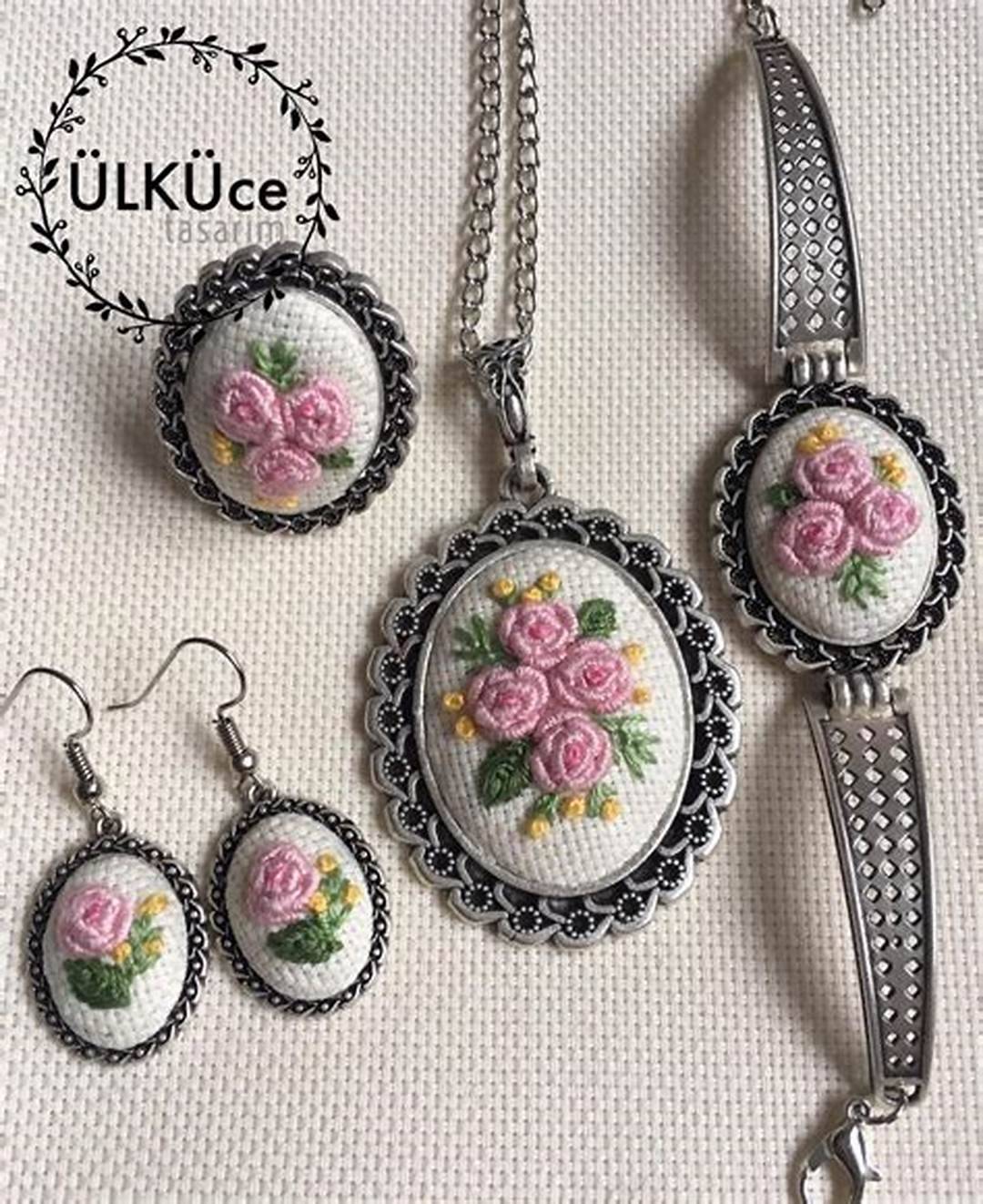 گلدوزی برزیلی بر روی گردن بند