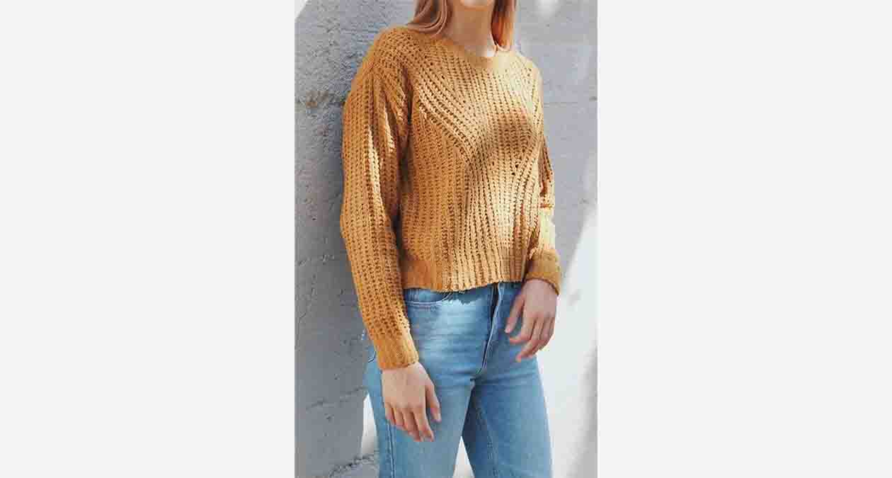 استایل با لباس بافتنی یقه گرد خردلی و شلوار جین آبی