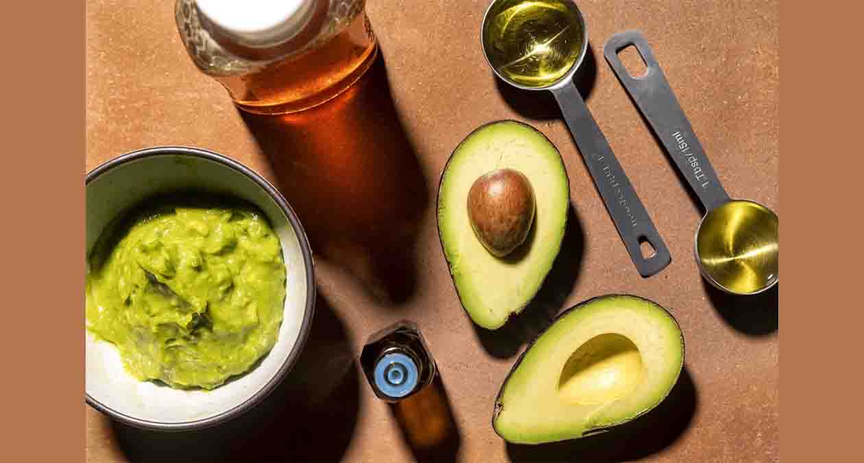 ماسک صورت خانگی آووکادو و روغن زیتون برای تغذیه و نرم کردن پوست خشک