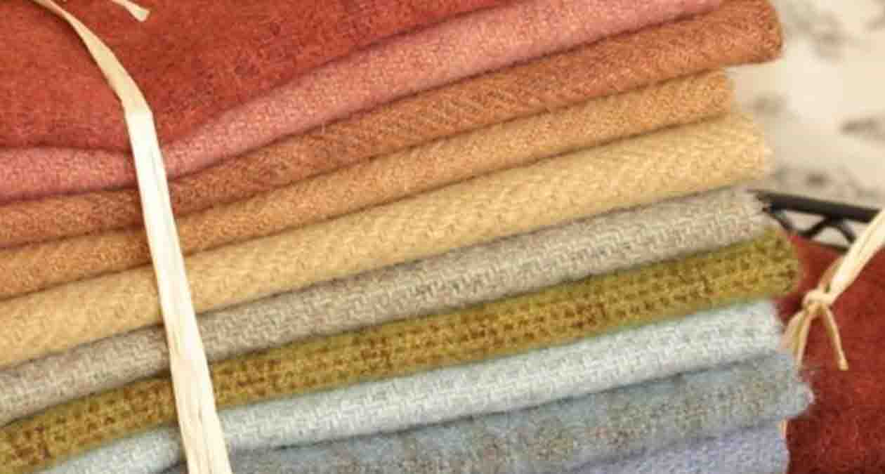 پارچه‌های پشمی در رنگ‌های مختلف