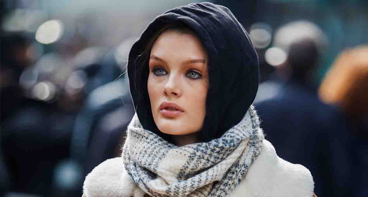 نمونهی استایل با حجاب با پالتو، هودی و شال گردن