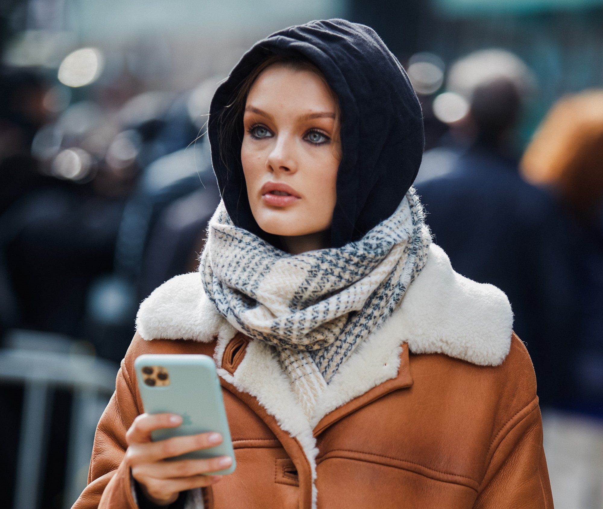 نمونه‌ی استایل با حجاب با پالتو، هودی و شال گردن