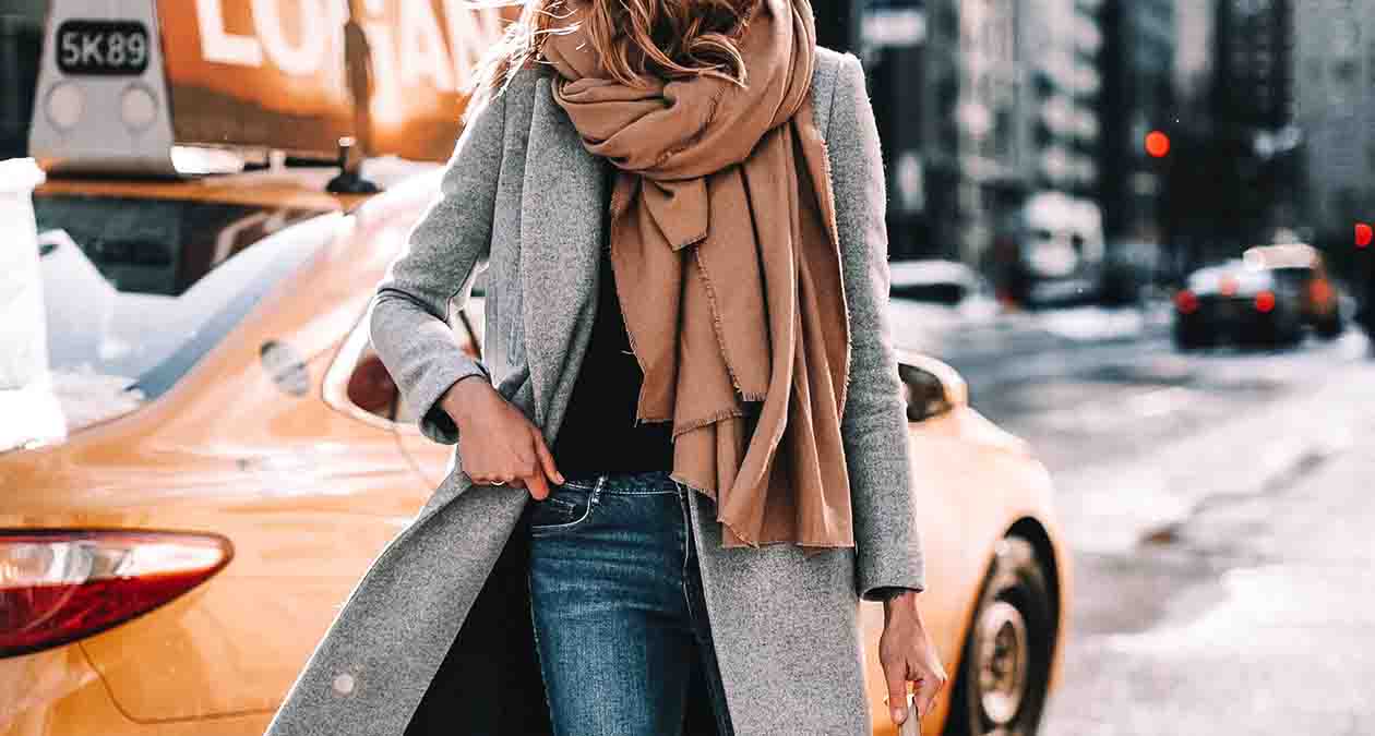 استایل با پالتو طوسی و شال گردن قهوهای
