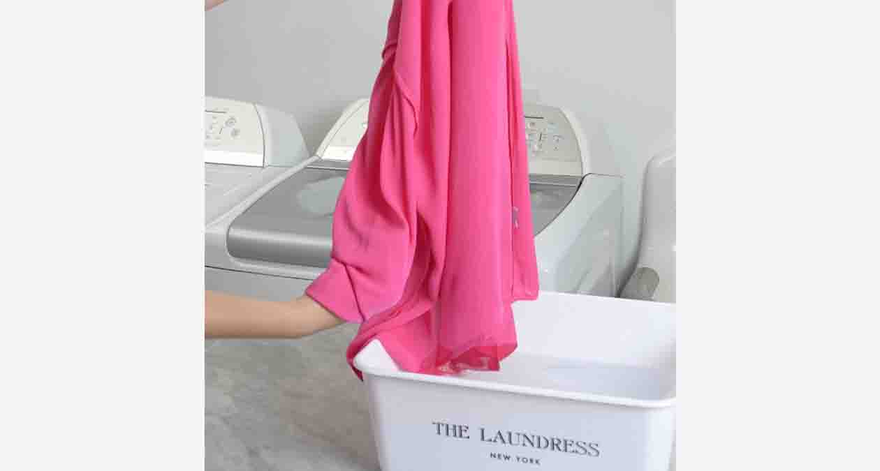 آماده سازی لباس با پارچه ساتن برای شست و شو